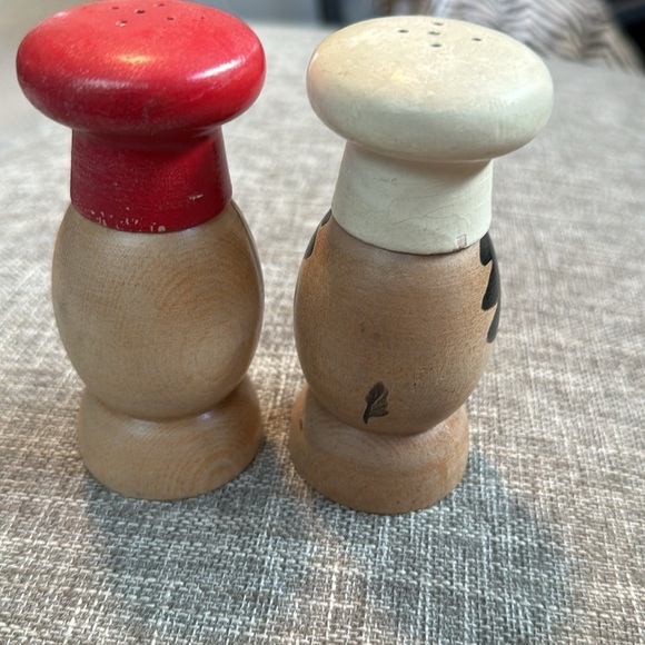 Vintage Collectable Wooden Salt and Pepper Shakers - Picture 7 of 7